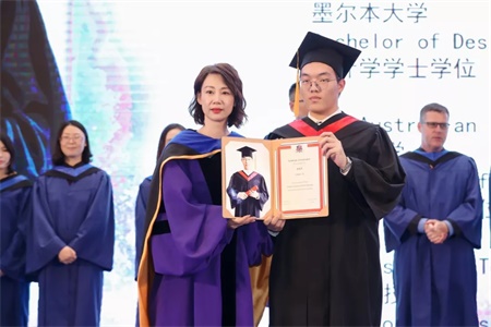 陆贤校长给学生颁发毕业证书